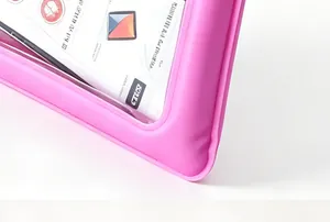 Gros plan du coin de la pochette étanche rose pour téléphone avec bord thermoscellé.