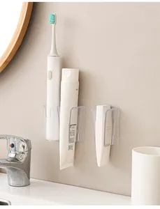 Primo piano dettagliato di portaoggetti a parete in plastica trasparente in un bagno moderno