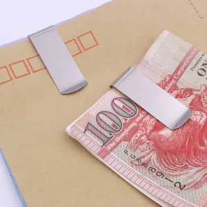 Primo piano di una clip portasoldi minimalista in acciaio inox per banconote e buste