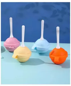 Set van vier kleurrijke ijsblokjesvormen in lollyvorm in roze, geel, blauw en oranje