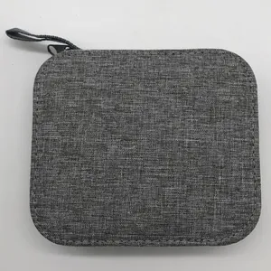 Geschlossene graue Stoff-Nähzeugtasche mit Reißverschluss und Trageschlaufe