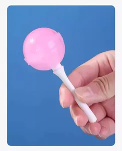 Roze lollyvormige ijsbalvorm met wit handvat vastgehouden hand
