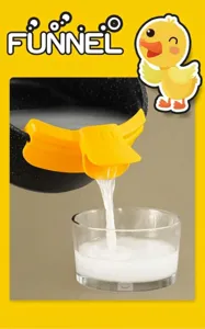Detalle de un embudo de silicona de pato amarillo vertiendo leche en un vaso de cristal