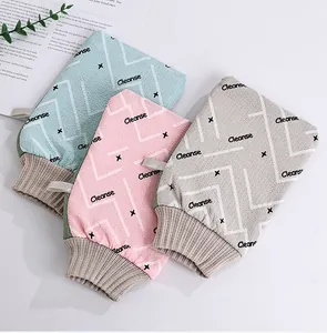 Trois gants de toilette exfoliants aux couleurs pastel avec poignets élastiques.