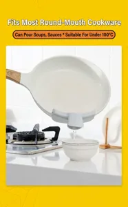 Primer plano de un embudo de silicona gris con forma de pato vertiendo agua de una sartén a un bol