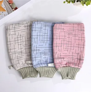 Vue détaillée de gants de toilette exfoliants épais en trois couleurs pastel