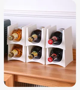 Detailansicht der stapelbaren weißen Weinflaschenhalter aus Kunststoff auf Holzfläche.