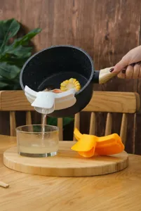 Primer plano de un embudo vertedor de silicona con forma de pato para ollas de cocina