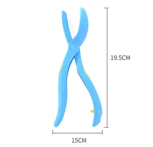 Dettaglio con altezza 19,5 cm e larghezza 15 cm dello strumento schiaccia castagne blu.