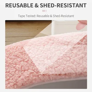 Dettaglio macro del copriwater in peluche rosa morbido con trama anti-pelucchi