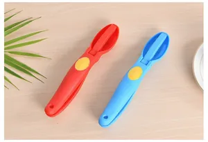Set di schiaccia castagne e sgusciatori di noci in plastica rossa e blu per la cucina
