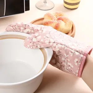 High-quality thick heat-insulated kitchen oven glove with a pink floral pattern.