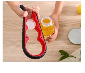 Detailansicht eines ergonomischen Mehrzweck-Flaschenöffners beim Abschrauben eines Deckels