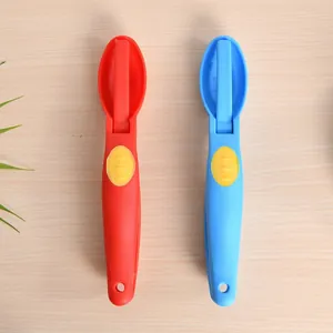 Sgusciatore per castagne in plastica e acciaio inox rosso e blu su fondo di legno