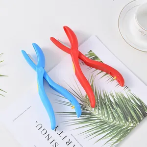 Schiaccianoci manuale in acciaio inossidabile con manici in plastica, rosso e blu