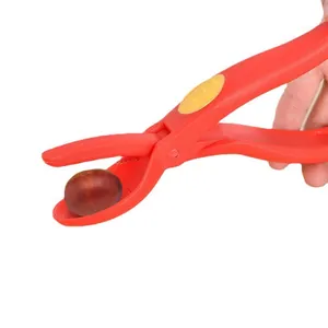 Schiaccianoci rosso ergonomico per sbucciare le castagne senza fatica in cucina