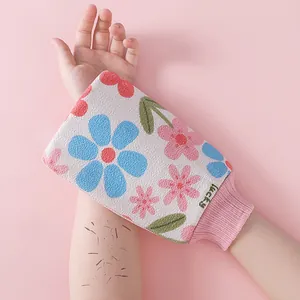 Floraler Peeling-Badehandschuh bei der effektiven Anwendung auf einem zartrosa Hintergrund