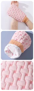 Detailansicht der rosa Peeling-Handschuhstruktur mit einem dicken gewebten Stoffmuster
