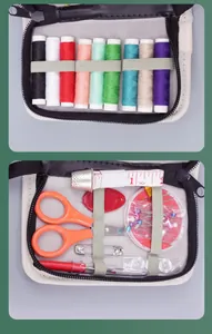 Vista dettagliata del kit da cucito con fili colorati, forbici e metro a nastro.