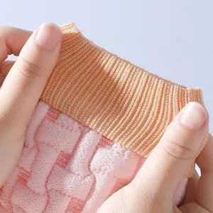 Detaillierte Nahaufnahme eines verdickten rosa-orangen doppelseitigen Peeling-Badehandschuhs