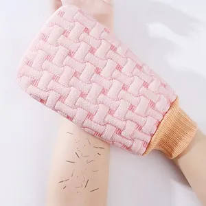 Rosa Peeling-Handschuh für das Bad zur sanften Körperreinigung und Hautglättung