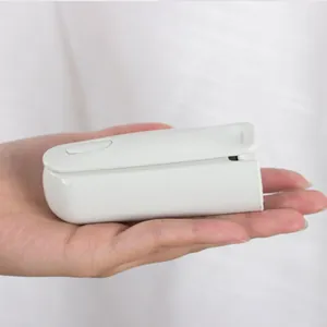 Mini rullo levapelucchi portatile bianco tenuto in mano per mostrare le dimensioni