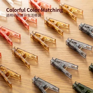 Set di mollette colorate in PC trasparente antiscivolo su superficie in legno