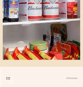 Divisores de estantes ajustables para refrigerador para organizar bebidas y snacks.