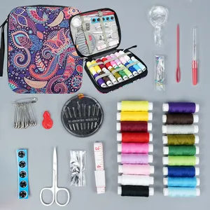Kit da cucito portatile completo con rocchetti di filo e astuccio colorato con motivo paisley.