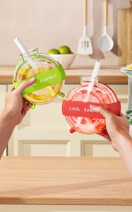 Detalle de botellas redondas para cubitos de hielo con correas de silicona de colores