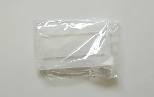 Vista de detalle del divisor de refrigerador blanco extensible en su bolsa de empaque