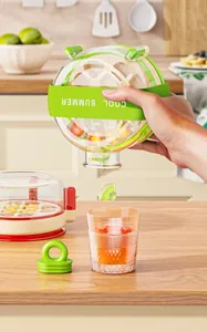 Hielera redonda portátil con correa verde mostrada en una cocina luminosa y moderna