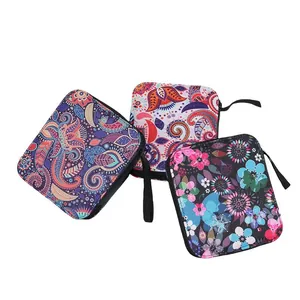 Set di tre mini borse per kit da cucito colorate con stampe floreali e paisley e zip