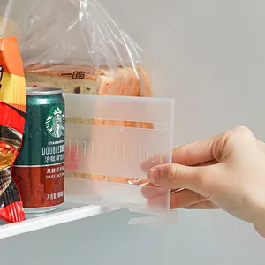 Divisor de refrigerador ajustable para organizar alimentos y bebidas enlatadas.