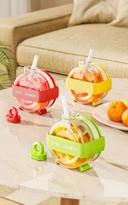 Tres botellas esféricas de colores para hacer hielo sobre una mesa de mármol en un salón