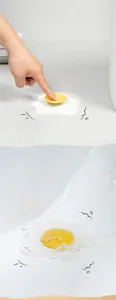 Detailopname van een creatieve spiegelei-gootsteenzeef met stromend water