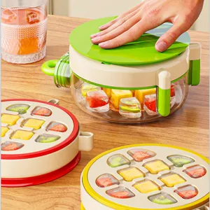 Máquina creativa de cubitos de hielo a presión con contenedor de fruta para bebidas frías.