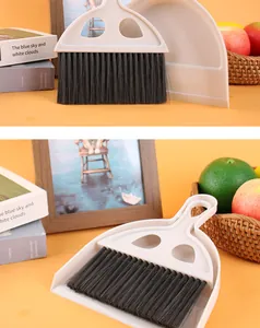 Detailopname van mini stoffer en blik set voor op bureau in een gezellige leeromgeving