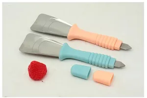 Détail de grattoirs à glace en acier inoxydable avec poignées antidérapantes.
