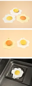 Detail van een creatieve gootsteenzeef in de vorm van een spiegelei in de keuken