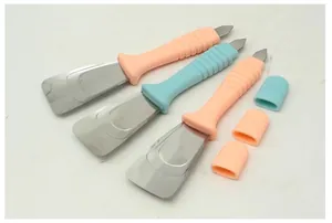 Grattoirs à glace en acier inoxydable pour réfrigérateur avec poignées ergonomiques.