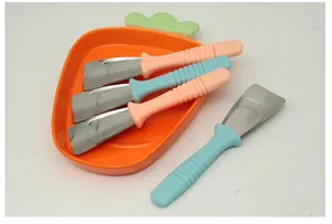Vue détaillée de grattoirs à glace en acier inoxydable pour réfrigérateur.