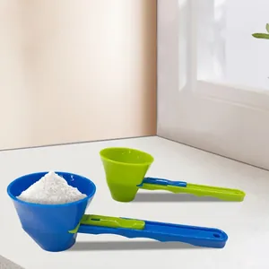 Primer plano de una cuchara deslizante azul llena de polvo de proteína blanca pura
