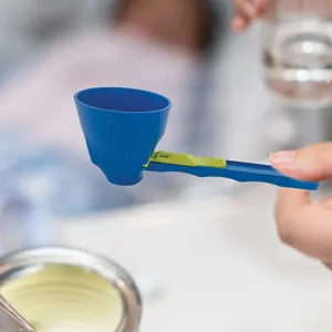 Primer plano de una cuchara medidora de plástico azul con mango deslizante para polvo