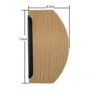 Vista detallada del quitapelusas manual de madera con medidas 4,3 cm x 7,5 cm