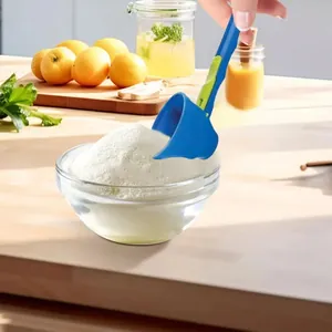 Primer plano de una cuchara medidora deslizante azul para proteína en un tazón