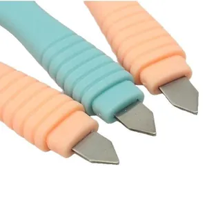 Set de grattoirs à glace en acier inoxydable pour congélateur avec poignée plastique.