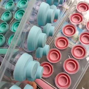 Dettaglio macro dello stampo per ghiaccio in silicone a 12 celle con fondi flessibili e ripiegabili