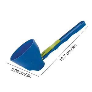 Vista detallada de la cuchara medidora azul para proteínas, 12,7 cm por 5,08 cm