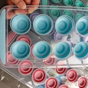Dettaglio dello stampo per ghiaccio a 12 celle con basi in silicone flessibile colorato